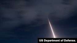 美军2018年10月26日举行的一次导弹拦截试验（美国国防部照片）