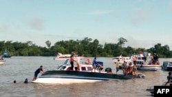 Rescuers work at the site of where a boat capsized at Tanjung Selor, North Kalimantan on January 1, 2018.