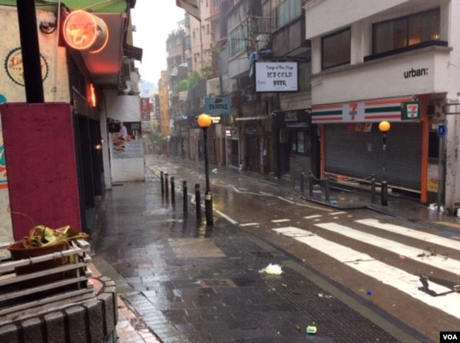 平时熙熙攘攘的香港中环商业街空空荡荡 （美国之音记者申华 拍摄）