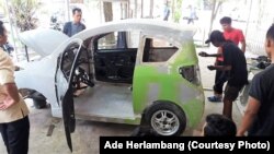 Proses produksi purwarupa mobil listrik Garuda UNY. (Foto: Ade Herlambang)