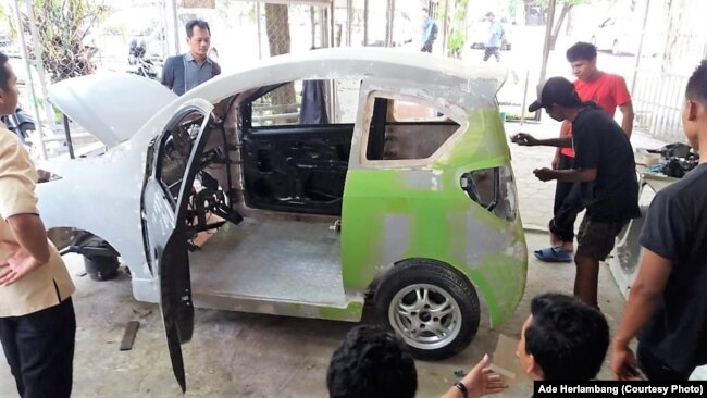 Proses produksi purwarupa mobil listrik Garuda UNY. (Foto: Ade Herlambang)