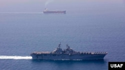 美國海軍兩棲攻擊艦“基薩奇山號”(USS Kearsarge-LHD 3) 2019年5月7日穿越霍爾木茲海峽。