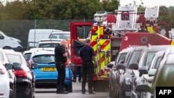 Petugas darurat tiba di lokasi jatuhnya pesawatdekat bandar udara Blackbushe di Hampshire (1/8). (AFP/Jack Taylor)