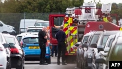 Nhân viên cứu hộ đến hiện trường vụ tai nạn máy bay tại 1 bãi đậu xe cạnh sân bay Blackbushe, ở Hampshire, 1/8/2015.