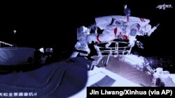 Foto yang dirilis oleh Xinhua News Agency ini menunjukkan layar di Beijing Aerospace Control Center yang menunjukkan astronot Liu Boming keluar dari modul inti stasiun ruang angkasa baru China di luar angkasa pada Minggu, 4 Juli 2021. (Jin Liwang/Xinhua v