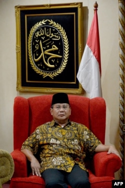 Prabowo Subianto saat mengunjungi Ketua Umum Pimpinan Pusat Muhammadiyah Din Syamsuddin (tidak tampak dalam foto) dalam pilpres 2014, di Jakarta, 15 Juli 2014.(Foto: AFP/dok)