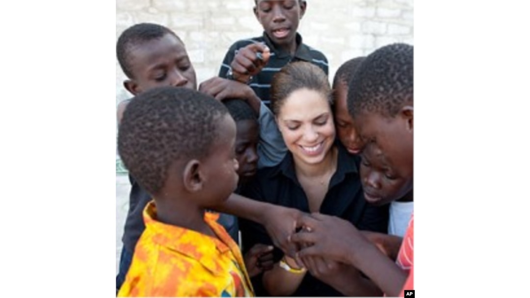 Soledad O'Brien with the children of the Lighthouse orphanage in Port-au-Prince