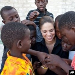 Soledad O'Brien with the children of the Lighthouse orphanage in Port-au-Prince