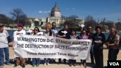 Sekelompok orang Indonesia di AS berdemo menentang reklamasi Benoa di depan Gedung Kongres, Washington, D.C. (11/4). (VOA/Made Yoni)