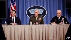 Tướng Thủy quân lục chiến Thomas Waldhauser (giữa), người đứng đầu Bộ Tư lệnh Châu Phi Hoa Kỳ, họp báo công bố kết quả điều tra vụ phục kích ở Nifer vào tháng 10 khiến bốn binh sĩ Mỹ tử vong, tại Lầu Năm Góc, ngày 10 tháng 5, 2018.