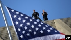 Agentes del Servicio Secreto aguardan la llegada del presidente Barack Obama a un acto oficial en Washington.
