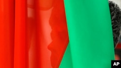 Bendera nasional Belarusia sebagai ilustrasi. Belarus telah memberlakukan hukuman mati untuk upaya melakukan tindakan terorisme. (Foto: AP)