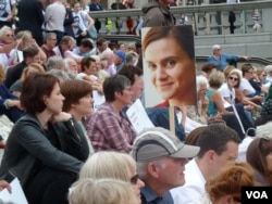 Many voters who attended a memorial for slain British lawmaker Jo Cox link her murder to the bitterness surrounding the Brexit debate, June 23, 2016. (L. Ramirez / VOA)