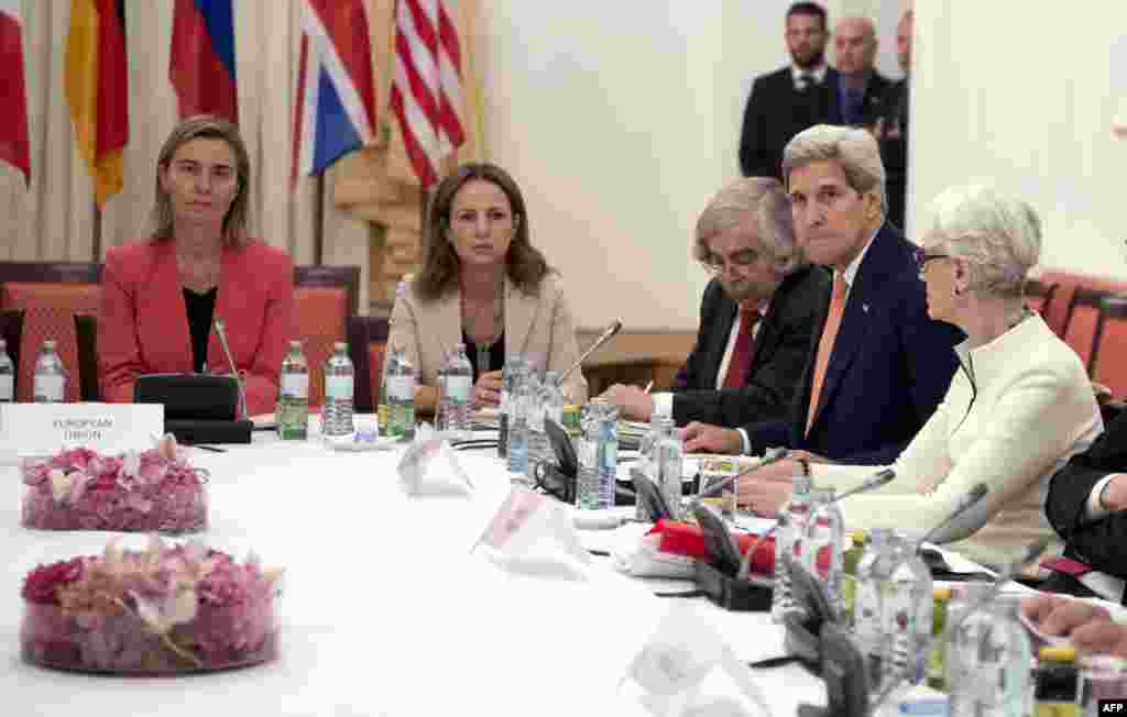 ان پابندیوں کے باعث ایران کی تیل کی برآمدات کم ہوئی ہیں اور اس کی معیشت کو شدید نقصان پہنچا ہے۔