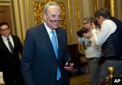 Senator Charles Schumer, dari Partai Demokrat, memasuki ruangan Senat setelah pertemuan tertutup dengan sesama perwakilan Demokrat di Gedung DPR, 19 Januari 2018, di Washington.