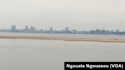Aperçu de Kinshasa depuis Brazzaville, sur le bord du fleuve Congo, 5 avril 2017. (VOA/ Ngouela Ngoussou)