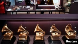 Varios premios Grammy expuestos como parte de la exposición "Amy: Beyond the Stage", con motivo del décimo aniversario de la muerte de la cantante, en el Design Museum de Londres, el 24 de noviembre de 2021.