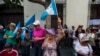 El sábado, cientos de guatemaltecos participaron en una marcha con destino al palacio presidencial en Ciudad de Guatemala para protestar contra un acuerdo.