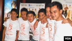 Para pemain film "Negeri 5 Menara", yang pada umumnya adalah bintang-bintang muda baru, berpose pada pemutaran perdana di Jakarta (25/2).