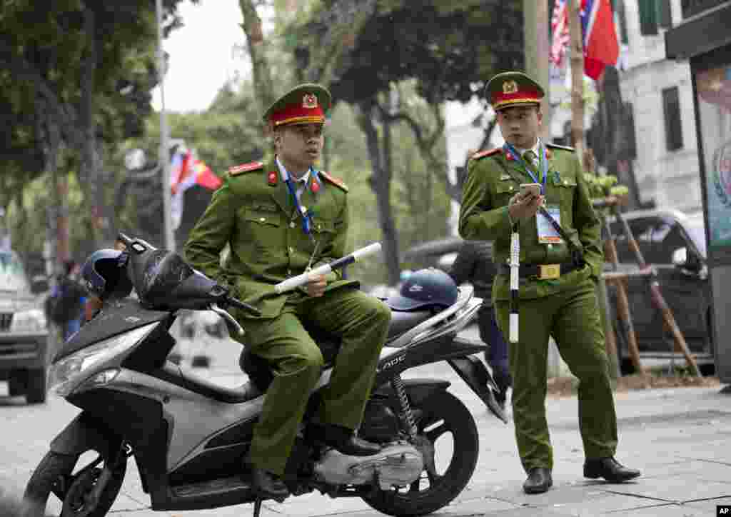 هانوی در آستانه دیدار پرزیدنت ترامپ و رهبر کره شمالی - تقریبا در هر چهارراه و تقاطع در شهر هانوی نیروهای پلیس حاضر هستند.