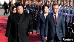 Predsednik Južne Koreje Mun Džae-in (desno) i lider Severne Koreje Kim Džong Un na aerodromu u blizini planine Pektu