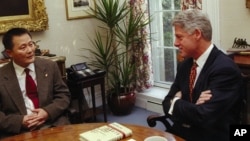 美国总统克林顿在白宫会见了中国人权倡导者和前中国囚犯魏京生。(1997年12月8日)