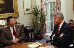 1997年12月8日美国总统克林顿在白宫会见了中国人权倡导者和前中国囚犯魏京生。