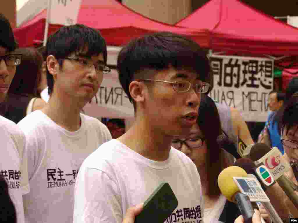 香港学联成员在铜锣湾时代广场完成“八九六四”绝食（美国之音海彦拍摄） 