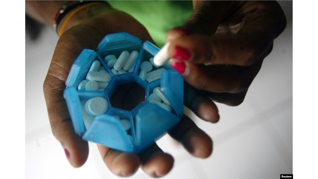 Seorang perempuan yang terinfeksi HIV menyiapkan obat-obatannya di rumah penampungan di Jayapura, Provinsi Papua, 27 November 2008. (Foto: Reuters)