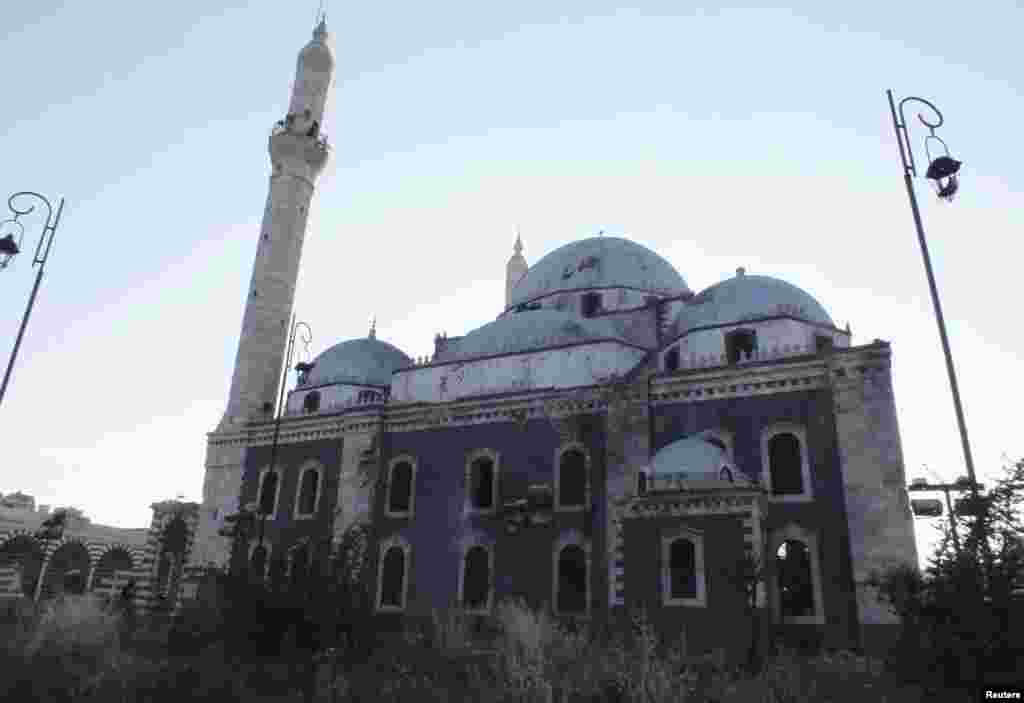 Masjid Khalid ibn al Walid yang rusak di Homs, Suriah (14/5).