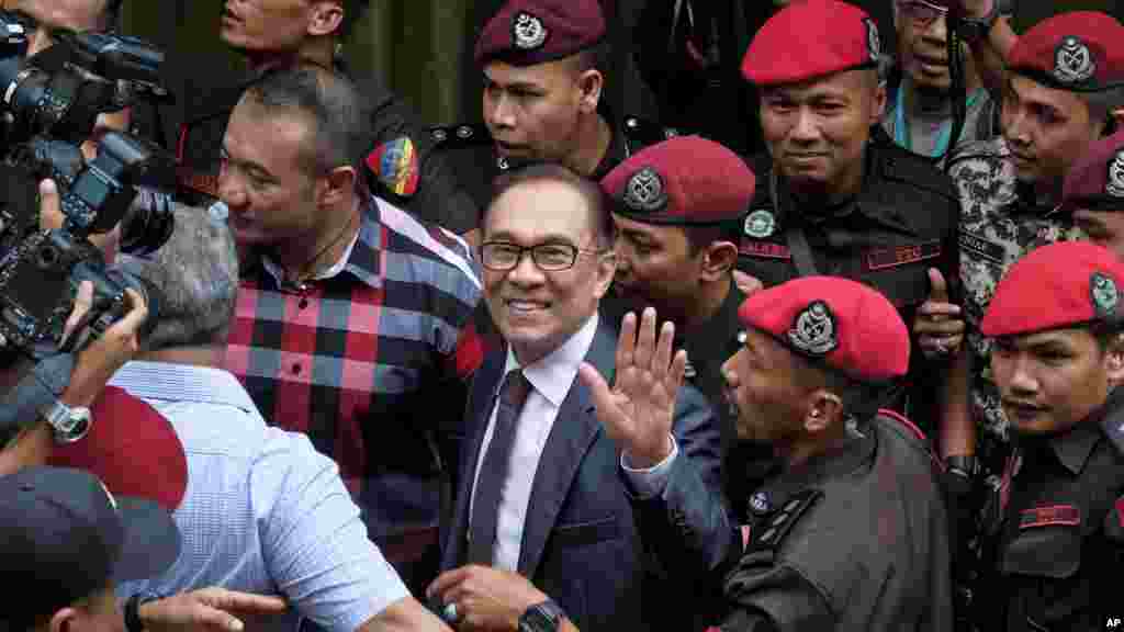 Tokoh reformis Malaysia, Anwar Ibrahim tiba di rumahnya setelah resmi dibebaskan dari tahanan di Kuala Lumpur, Malaysia hari Rabu (16/5).