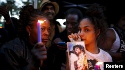 Julya Baer, 30, (R) cries at a vigil to celebrate the life and music of deceased musician Prince in Los Angeles, California, U.S., April 21, 2016.