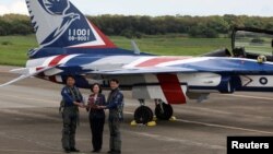 台灣總統蔡英文在台中清泉崗基地出席台灣研發的“勇鷹”新式先進教練機的首次公開飛行。 （2020年6月22日）