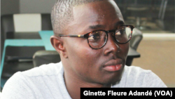 Ignace Sossou, le journaliste arrêté, à Cotonou. (VOA/Ginette Fleure Adandé)