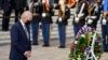 ویٹرنز ڈے کے موقعے پر صدر بائیڈن آرلنگٹن نیشنل سیمیٹری میں 'نامعلوم سپاہی' کی یادگار پر پھولوں کی چادر چڑھاتے ہوئے۔