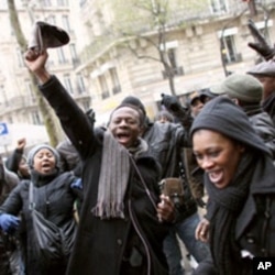 Manifestations d'Ivoiriens de France devant leur ambassade à Paris