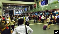 Passengers crowd check-in counters at Noi Bai Airport in Hanoi, Vietnam, July 29, 2016.