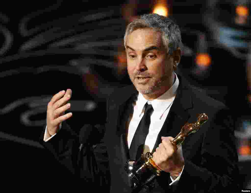 Alfonso Cuaron menerima Oscar untuk sutradara terbaik untuk film &quot;Gravity.&quot; (Reuters/Lucy Nicholson)