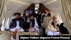 Əfqanıstanın xarici işlər naziri Əmir Xan Müttəqi (solda), Taliban Xarici İşlər Nazirliyinin sözçüsü Əbdül Qahar Bəlxi və digər nümayəndələr Kabil hava limanından Osloya yola düşür, 22 yanvar 2022-ci il.