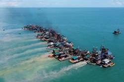 Pemandangan dari udara menunjukkan ponton kayu yang dilengkapi untuk mengeruk dasar laut untuk deposit bijih timah di lepas pantai Toboali, di pantai selatan pulau Bangka, 1 Mei 2021. (Foto: REUTERS/Willy Kurniawan)