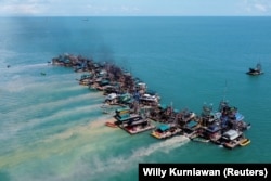 Pemandangan dari udara menunjukkan ponton kayu di pantai selatan Pulau Bangka, 1 Mei 2021, sebagai ilustrasi. (Foto: REUTERS/Willy Kurniawan)