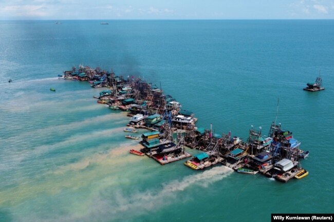 Pemandangan dari udara menunjukkan ponton kayu di pantai selatan Pulau Bangka, 1 Mei 2021, sebagai ilustrasi. (Foto: REUTERS/Willy Kurniawan)