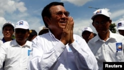 The president of the opposition Cambodia National Rescue Party, Kem Sokha, arrives at a campaign rally in Phnom Penh, June 2, 2017.