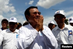 The president of the opposition Cambodia National Rescue Party, Kem Sokha, arrives at a campaign rally in Phnom Penh, June 2, 2017.