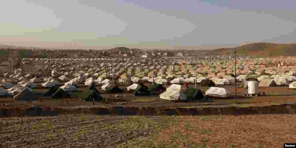 A view of the new refugee camp on the outskirts of the city of Arbil, in Iraq's Kurdistan region, August 20, 2013. The government of Iraqi Kurdistan has set an entry quota of 3,000 refugees a day to cope with an influx of Kurds fleeing the civil war in Sy