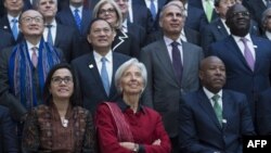 La directrice du FMI Christine Lagarde lors d'une photo de groupe à Washington, le 21 avril 2018.