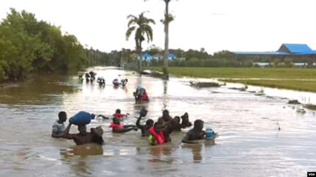 Residentes en&nbsp;​Malfety, segundo distrito de &nbsp;Fort Liberté, en el noreste de Haití, huyen de las inundaciones.