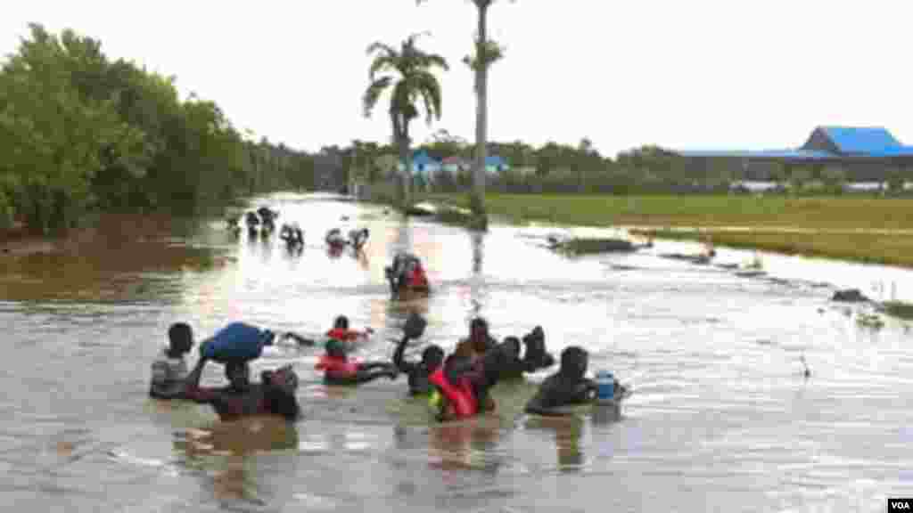 Residentes en Malfety, segundo distrito de Fort Liberté, en el noreste de Haití, huyen de las inundaciones.