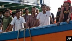 အင္ဒိုနီးရွားႏိုင္ငံပိုင္ Tual ကၽြန္းကို ျပန္လည္ေရာက္ရွိလာၾကတဲ့ ျမန္မာႏုိင္ငံသား ေရလုပ္သားေတြရဲ႕ အိမ္ျပန္ႏုိင္မယ့္ ေမွ်ာ္လင့္ခ်က္နဲ႔ အၿပံဳးမ်ား။ (ဧၿပီ ၄၊ ၂၀၁၅) 