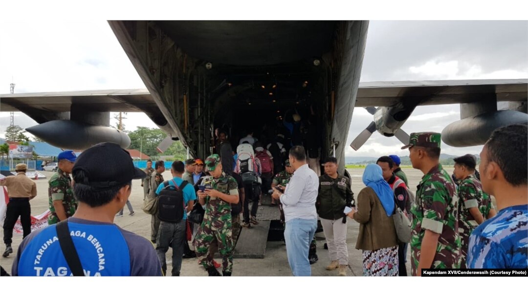 Ratusan pengungsi yang kembali ke Wamena melalui Apron Base Ops Lanud Silas Papare, Rabu (30/10). (Foto: Kapendam XVII/Cenderawasih)
